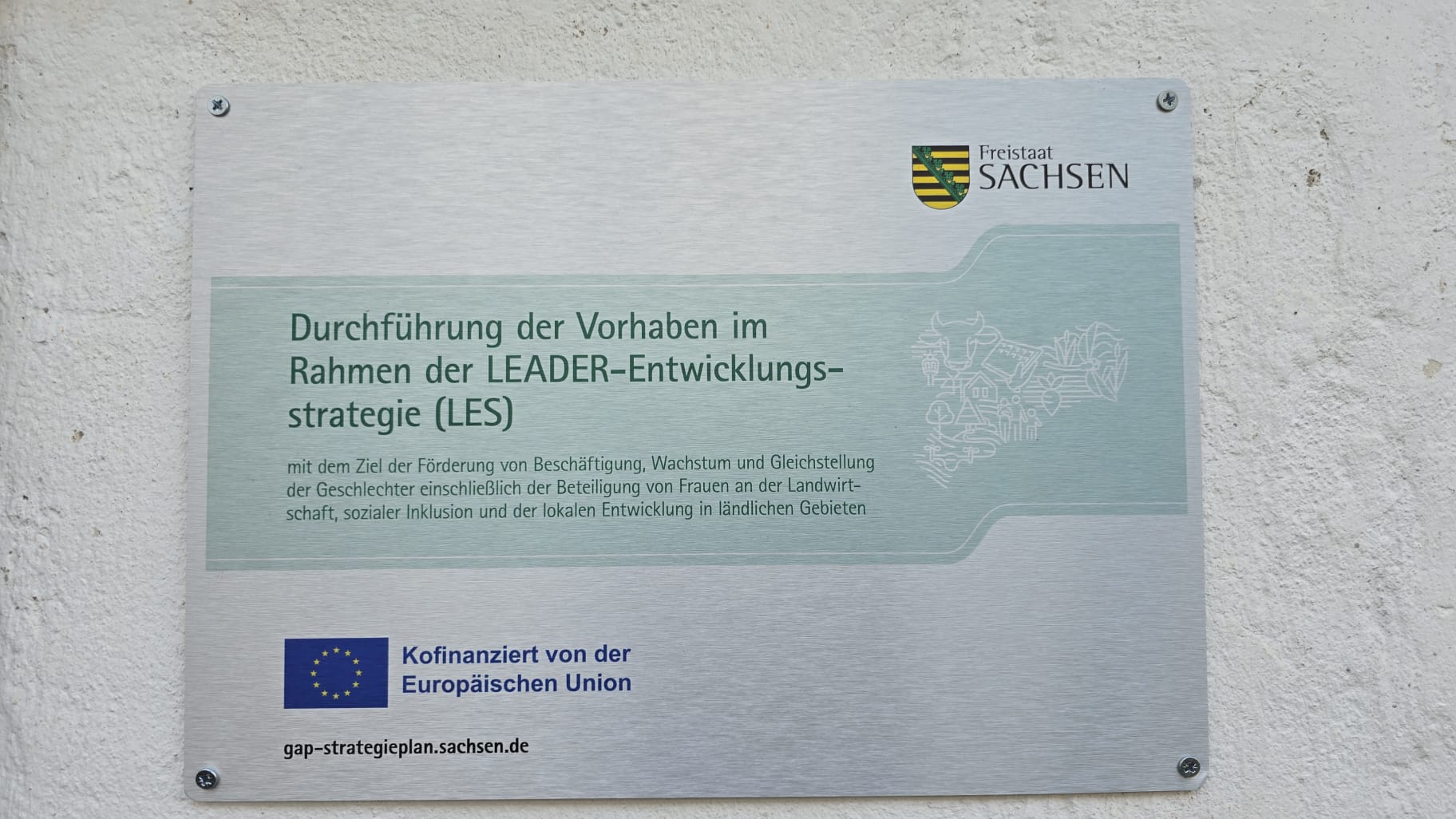 Erläuterungstafel zur LEADER-Förderung mit EU-Emblem und Schriftzug Kofinanziert von der Europäischen Union sowie Logo des Freistaats Sachsen